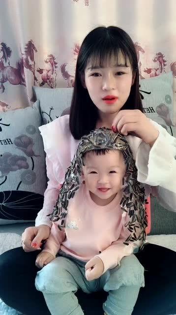 婴儿吃瓜神器视频,婴儿吃瓜神器视频走红网络