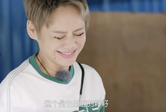 小娃吃瓜的视频,萌态十足,萌娃美食瞬间引网友热议